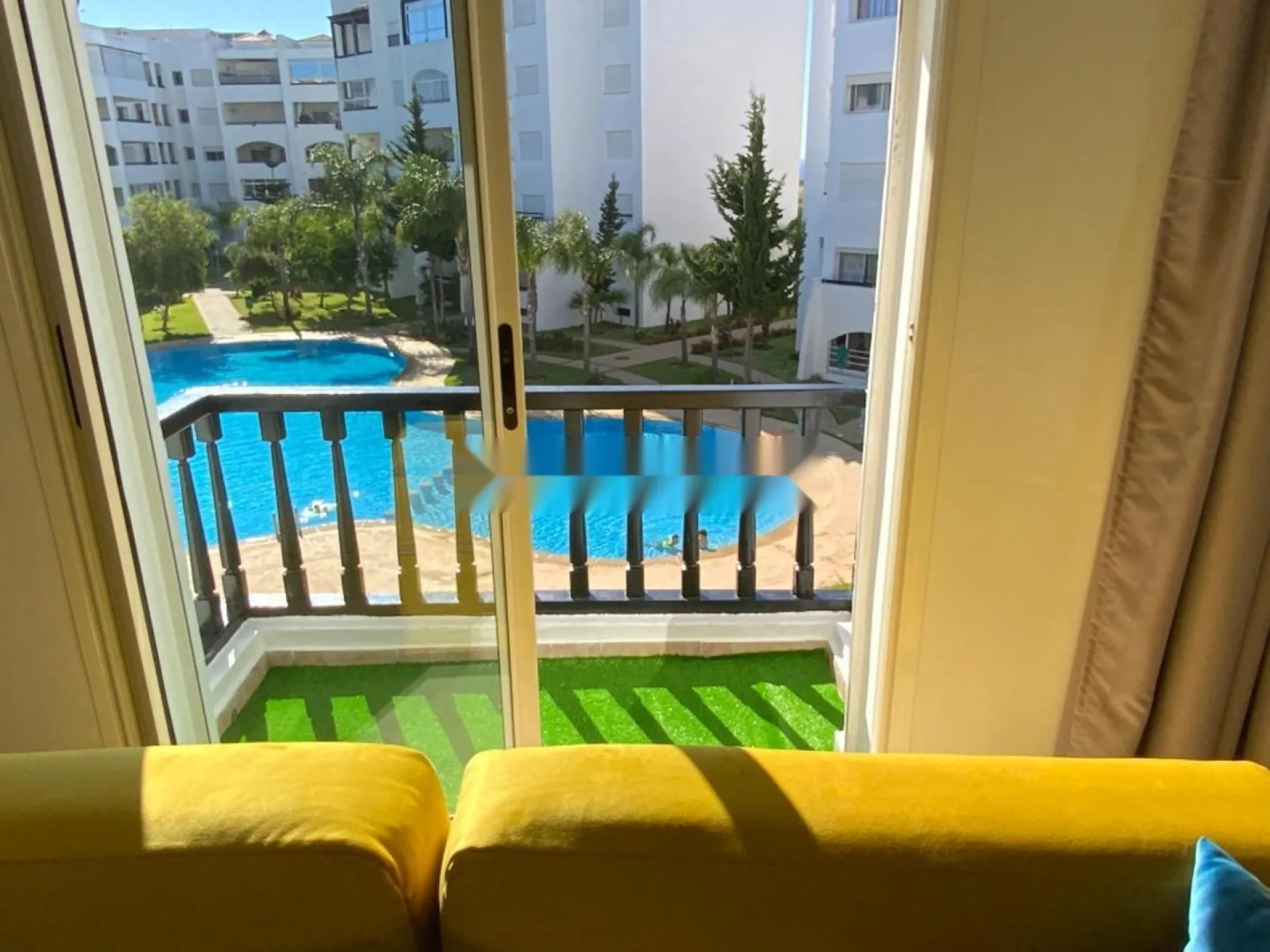 App vue sur piscine et jardin (balcon & terrasse)