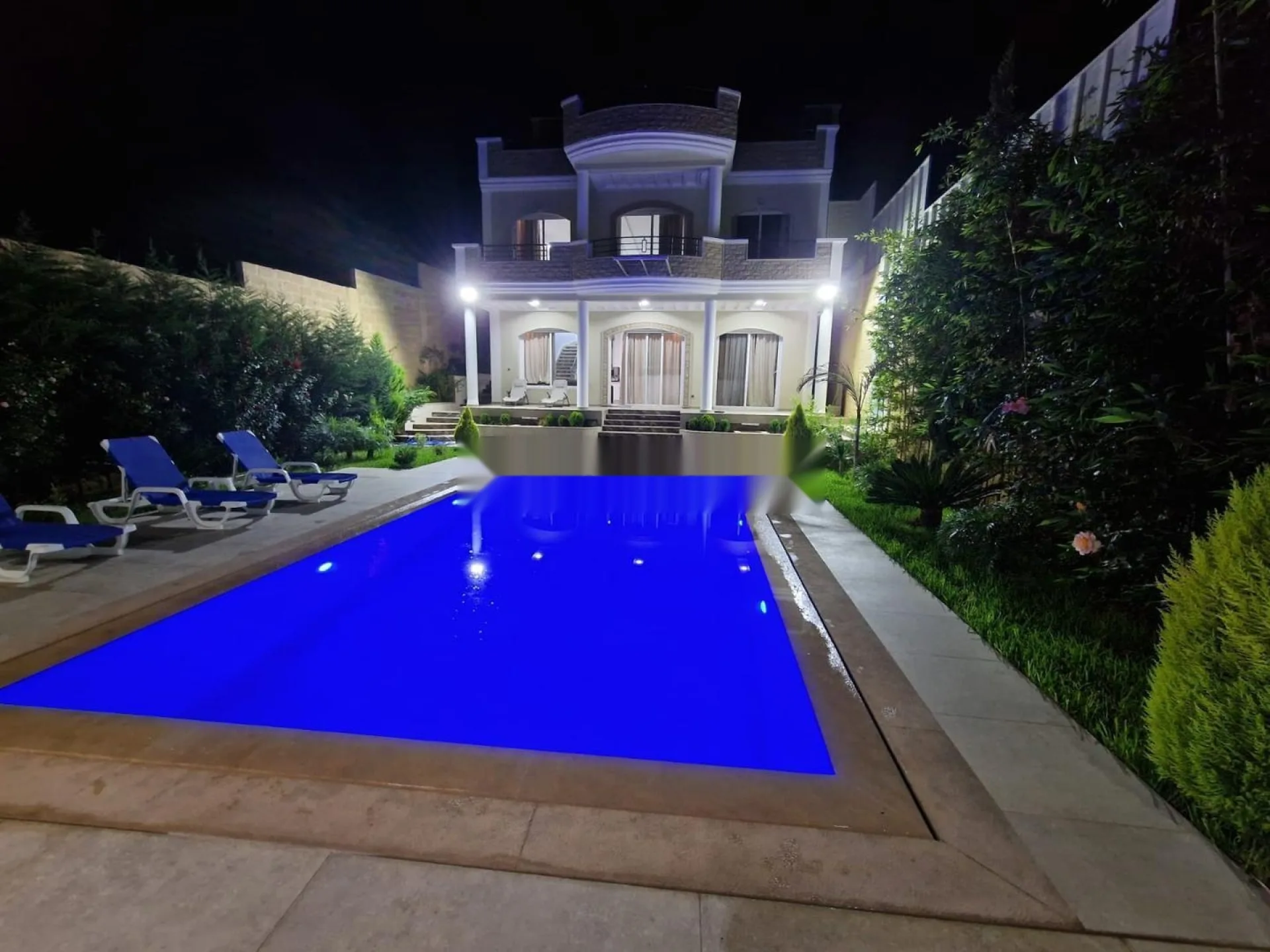 Villa de luxe avec grande piscine et jardin