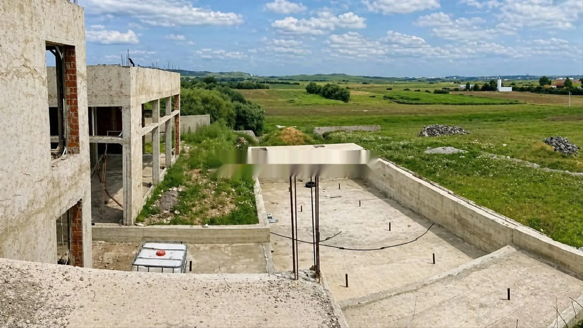 Ferme titrée 4 ha avec villa et piscine