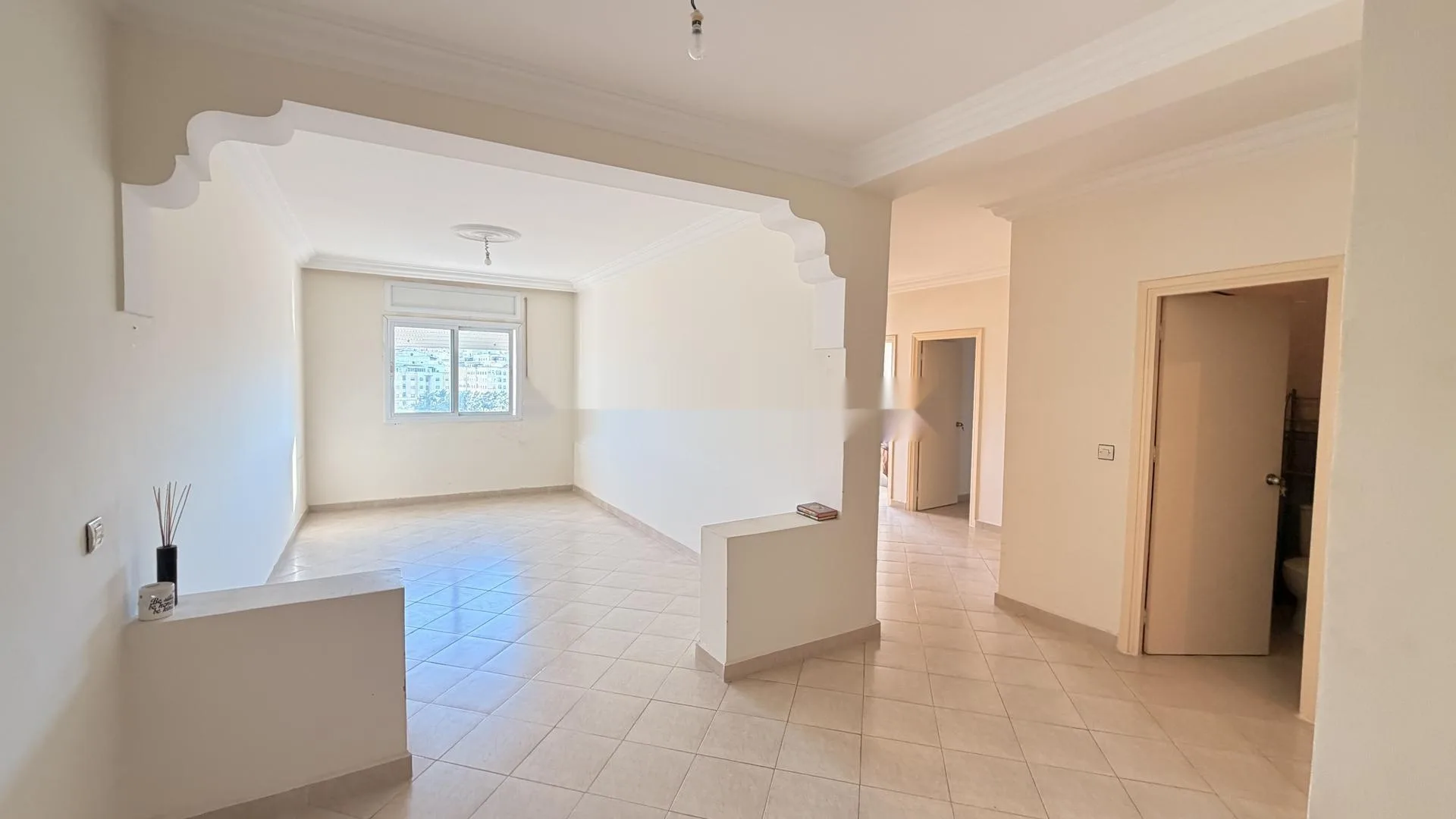 شقة للبيع في سكن العزيزية على الشارع الرئيسي