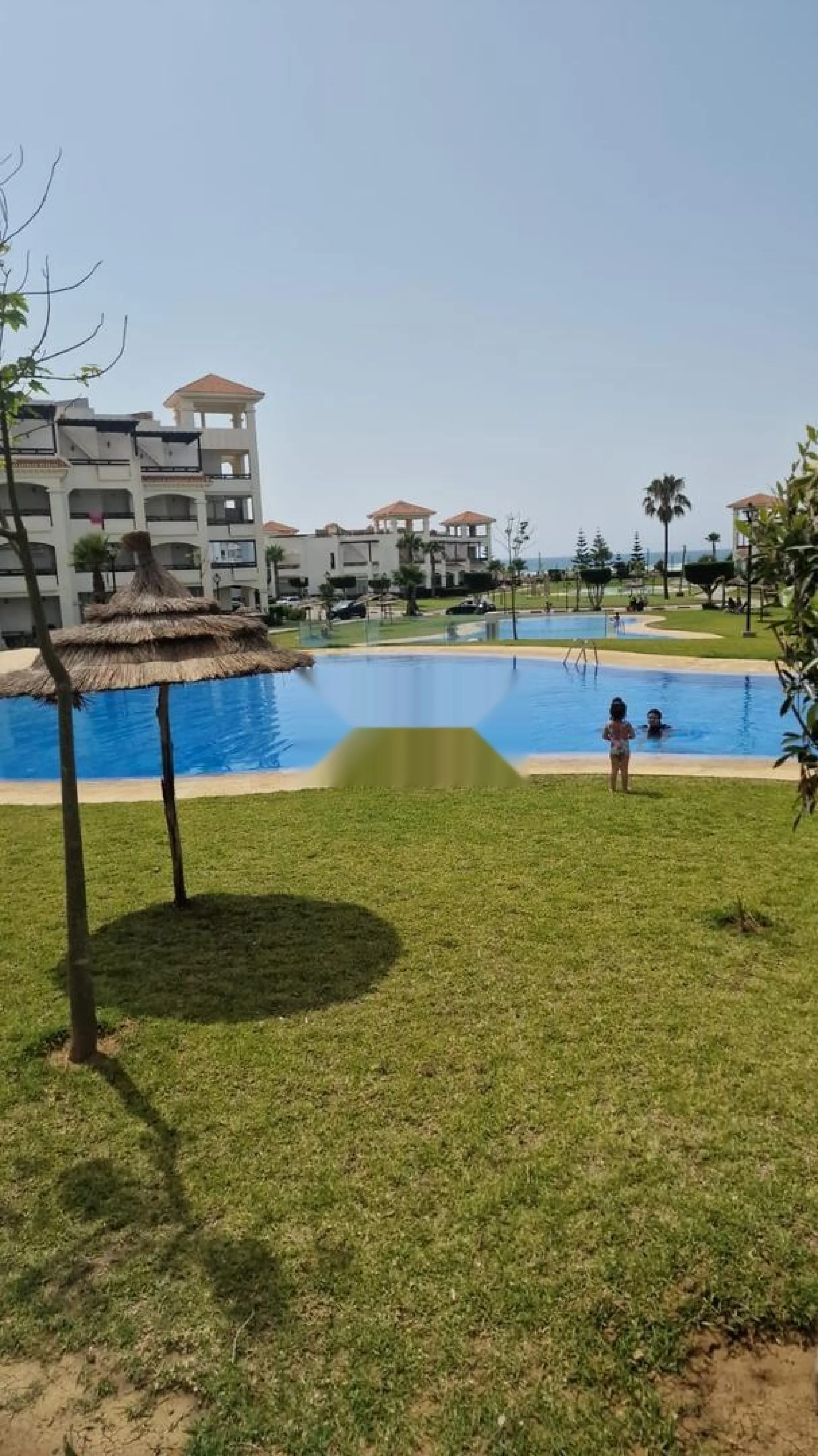 Appartement avec piscine, jardin, terrains de sport et garage