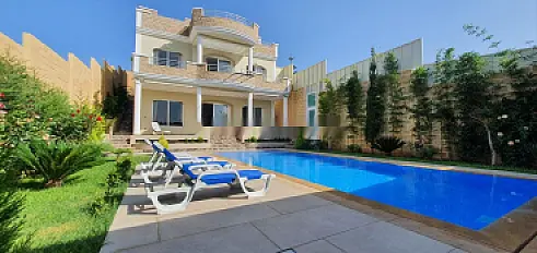 Villa de luxe avec grande piscine, jardin et terrains de jeux