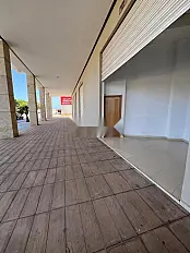 Local commercial à vendre avec zone d'arcade