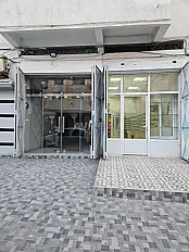Local commercial à louer avec pas de porte saroute