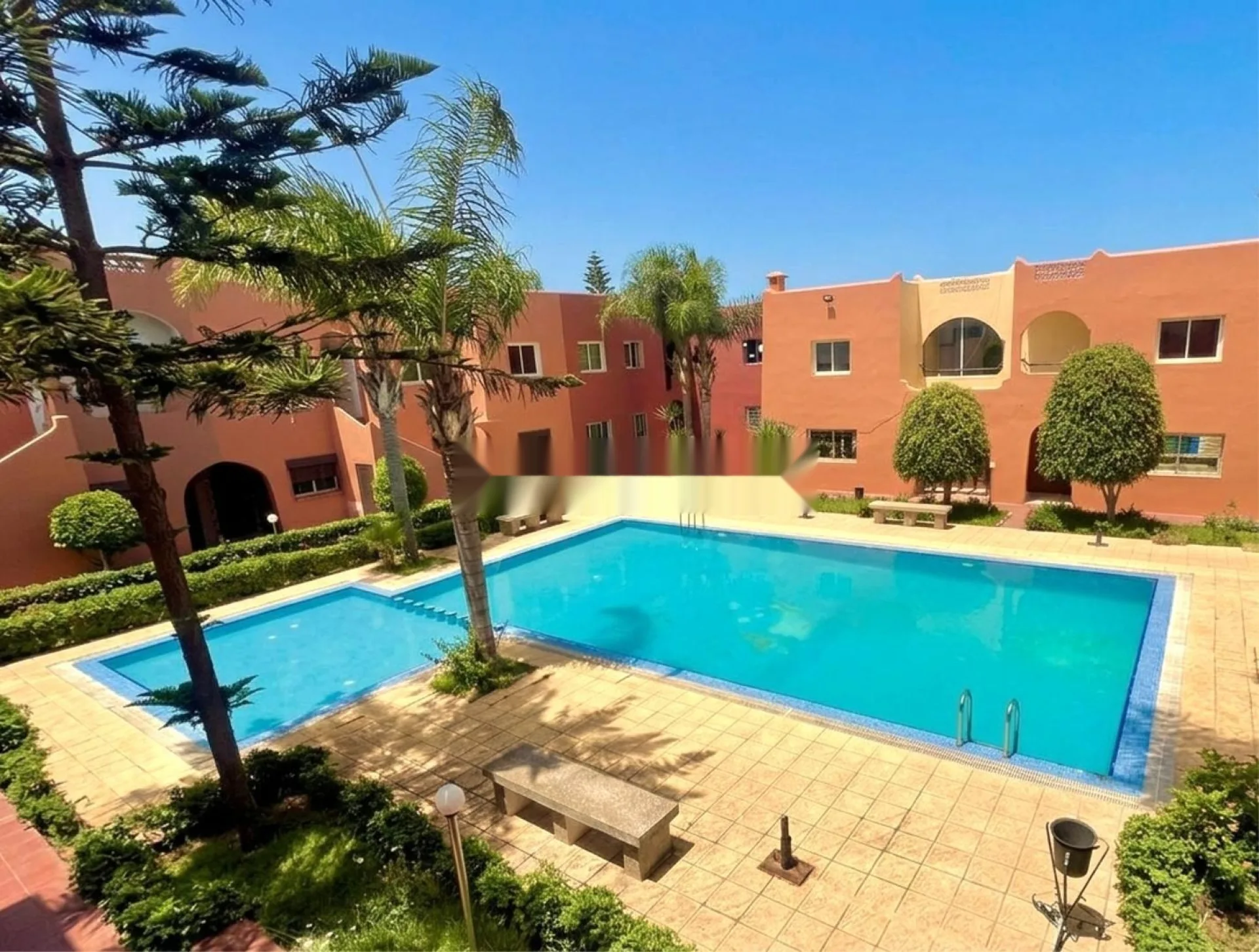 شقة مع حديقة ومسبح في سكن مغلق