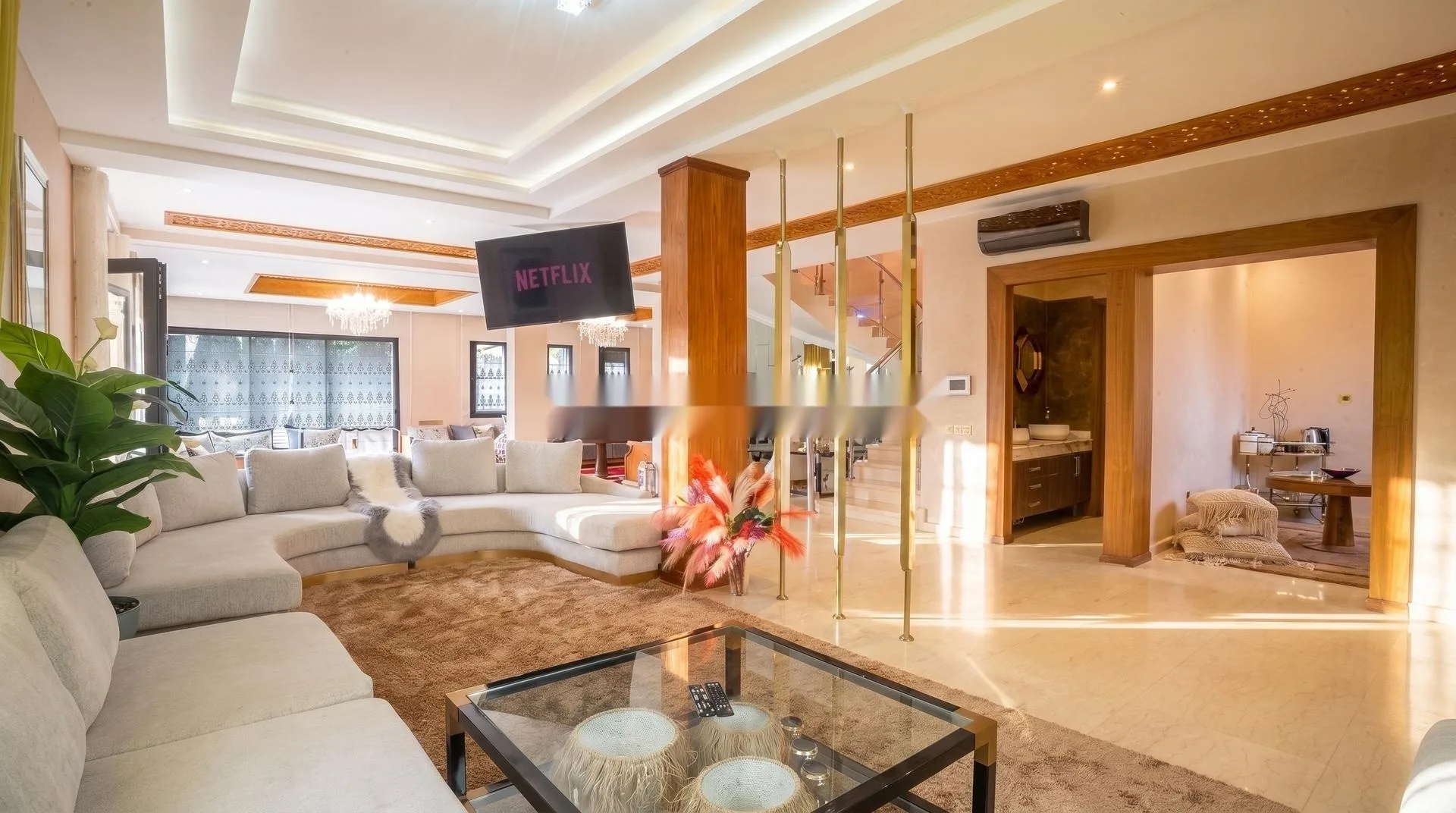 Villa avec piscine et grand salon marocain