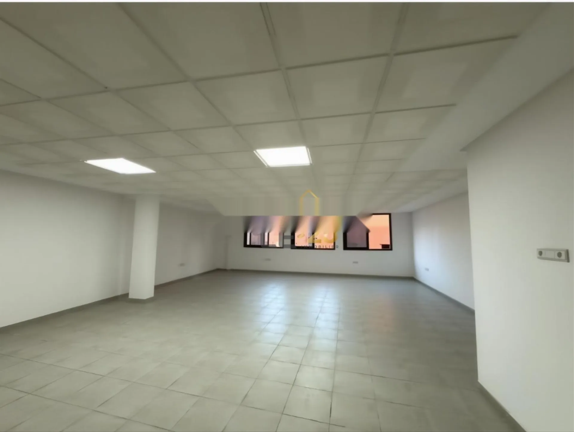 منصة مكتبية جميلة للإيجار