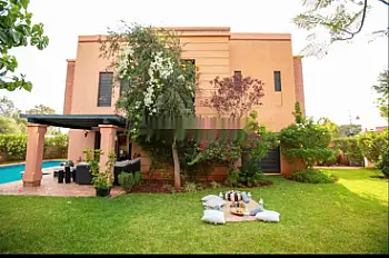 VILLA AVEC PISCINE MEUBLÉE À LOUER