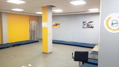 Magasin bien aménagé sur une rue commerciale