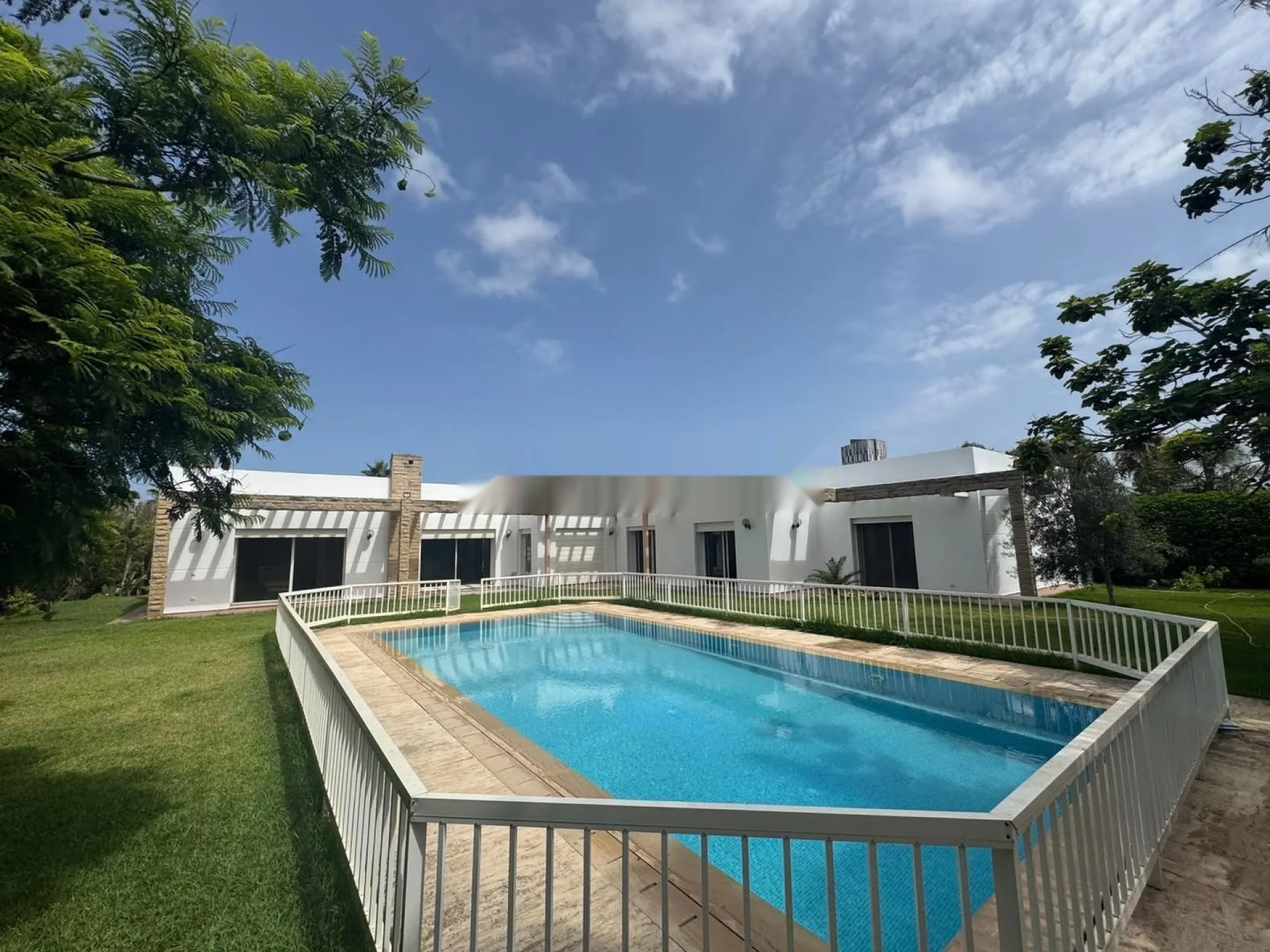 Villa de 2000m² en location à Souissi RABAT