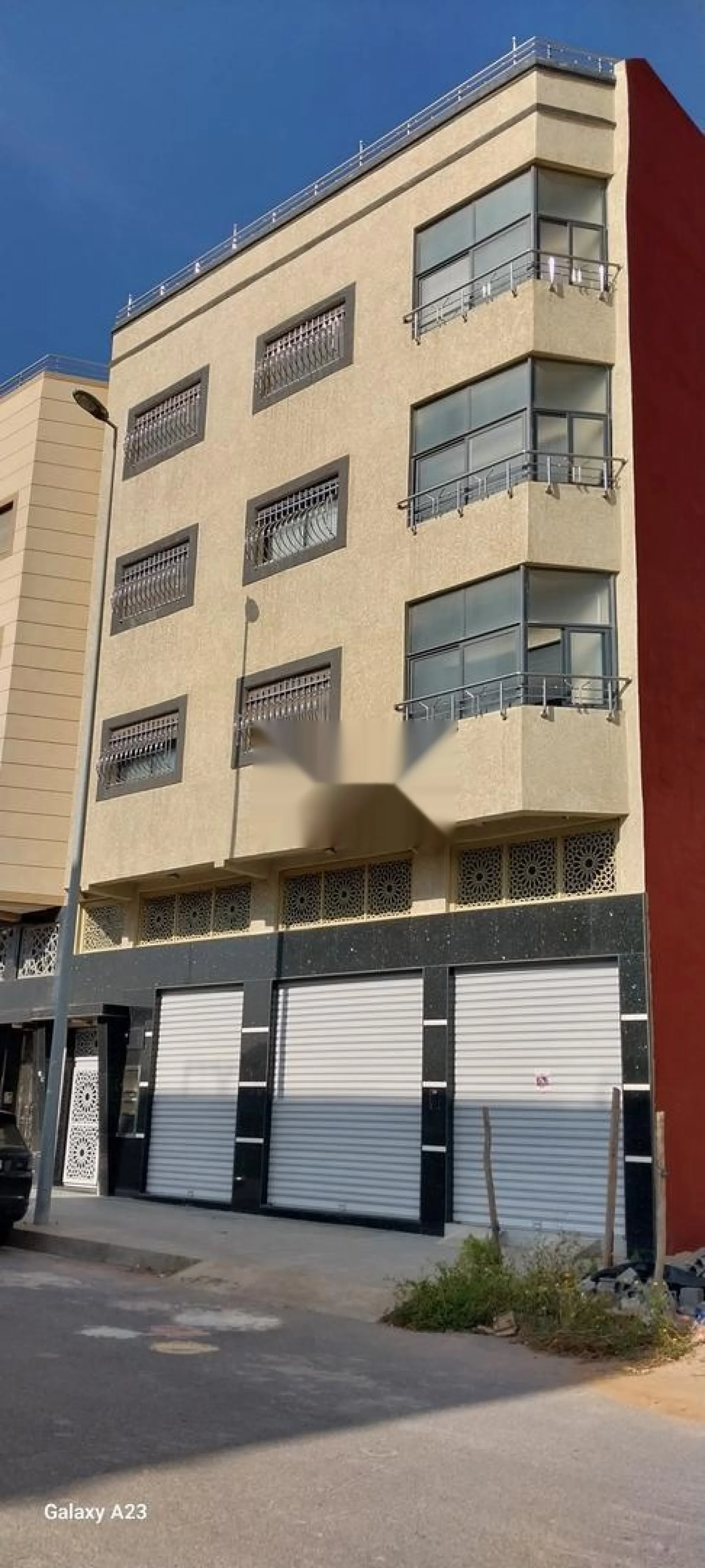 للبيع منزل جديد مساحته 173 مترًا، مكون من 3 طوابق