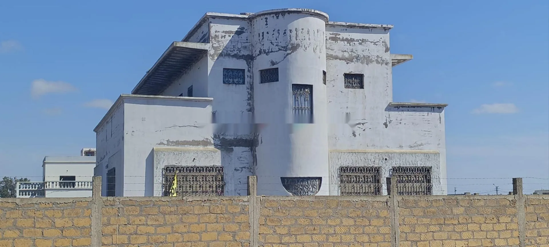 فيلا بحوزتها وثائق ملكية قرب البحر مع إطلالة على البحر