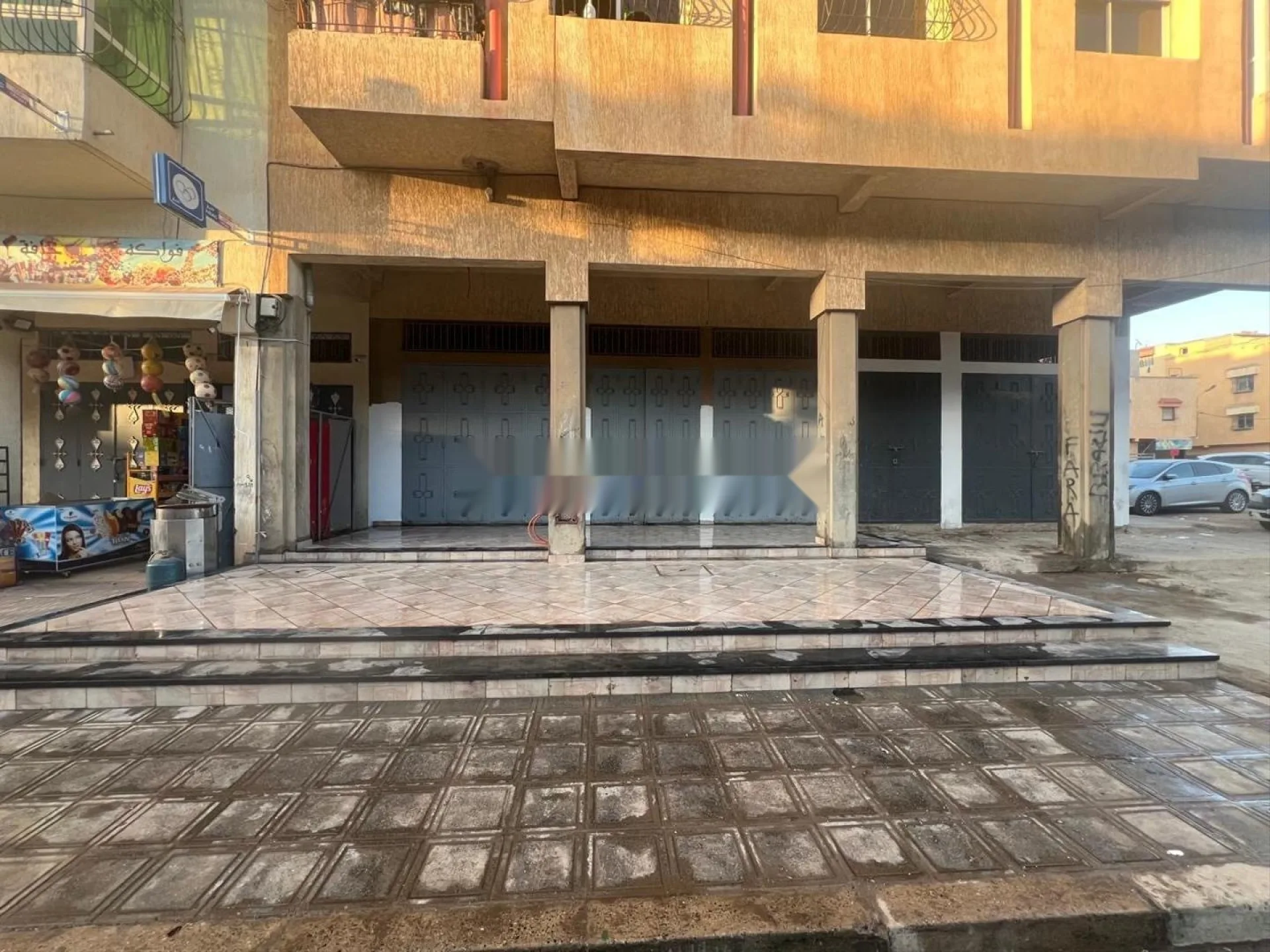 3 مرائب، قبو، طابق أرضي وتراس كبير