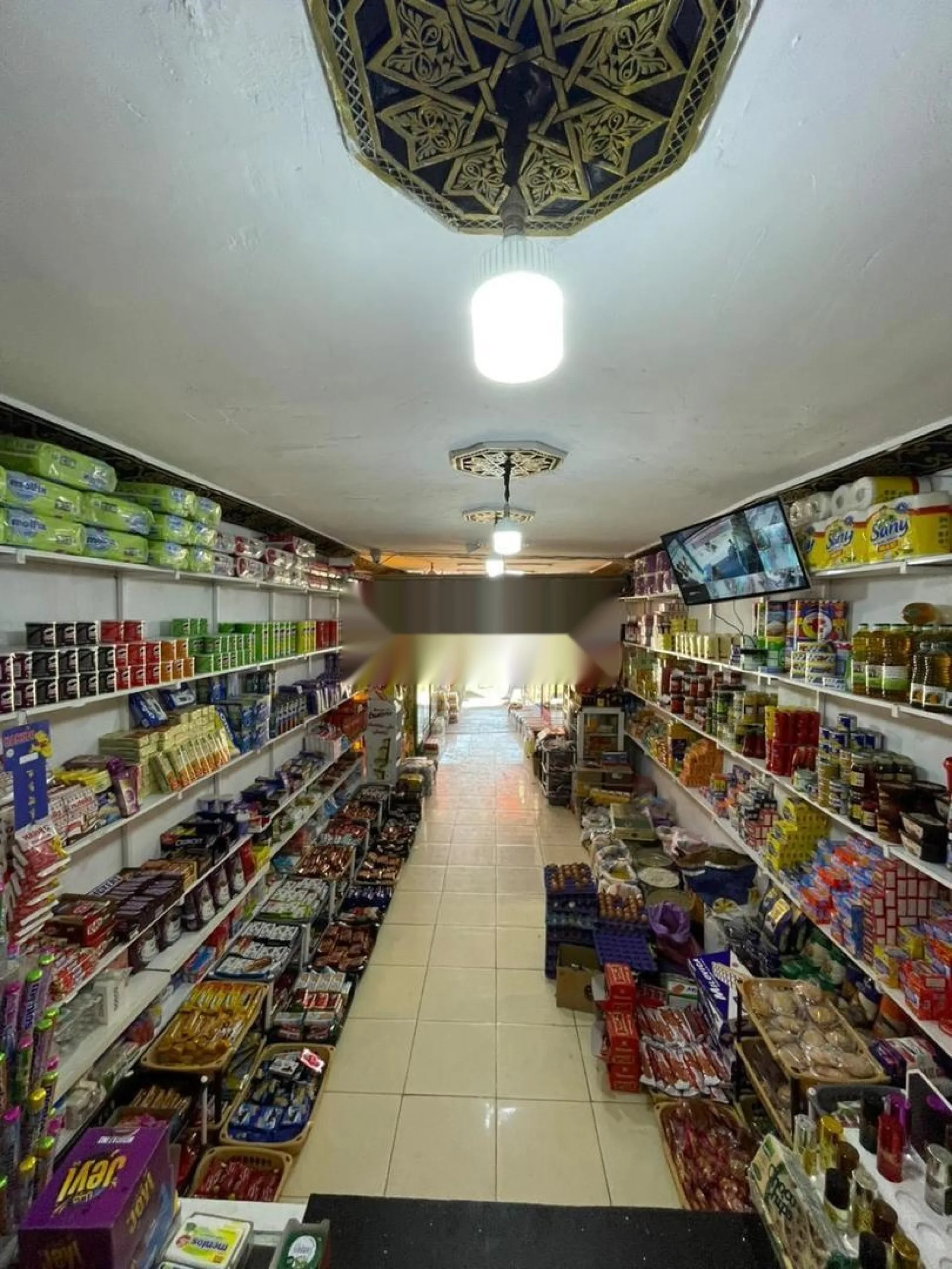 Local d'épicerie sur une rue principale menant