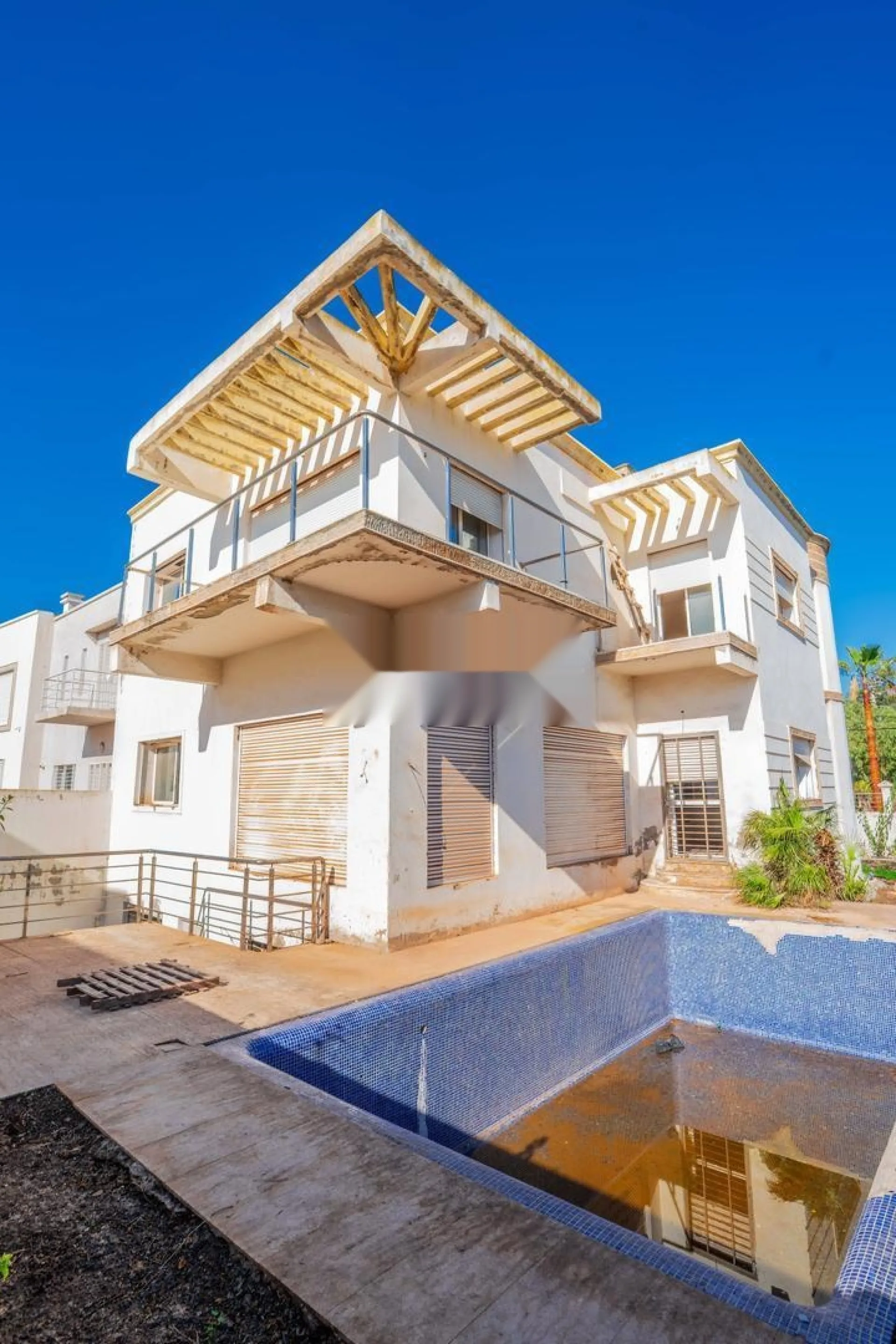 Villa moderne semi-finie avec piscine et jardin