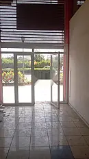 Magasin bien aménagé sur un boulevard principal
