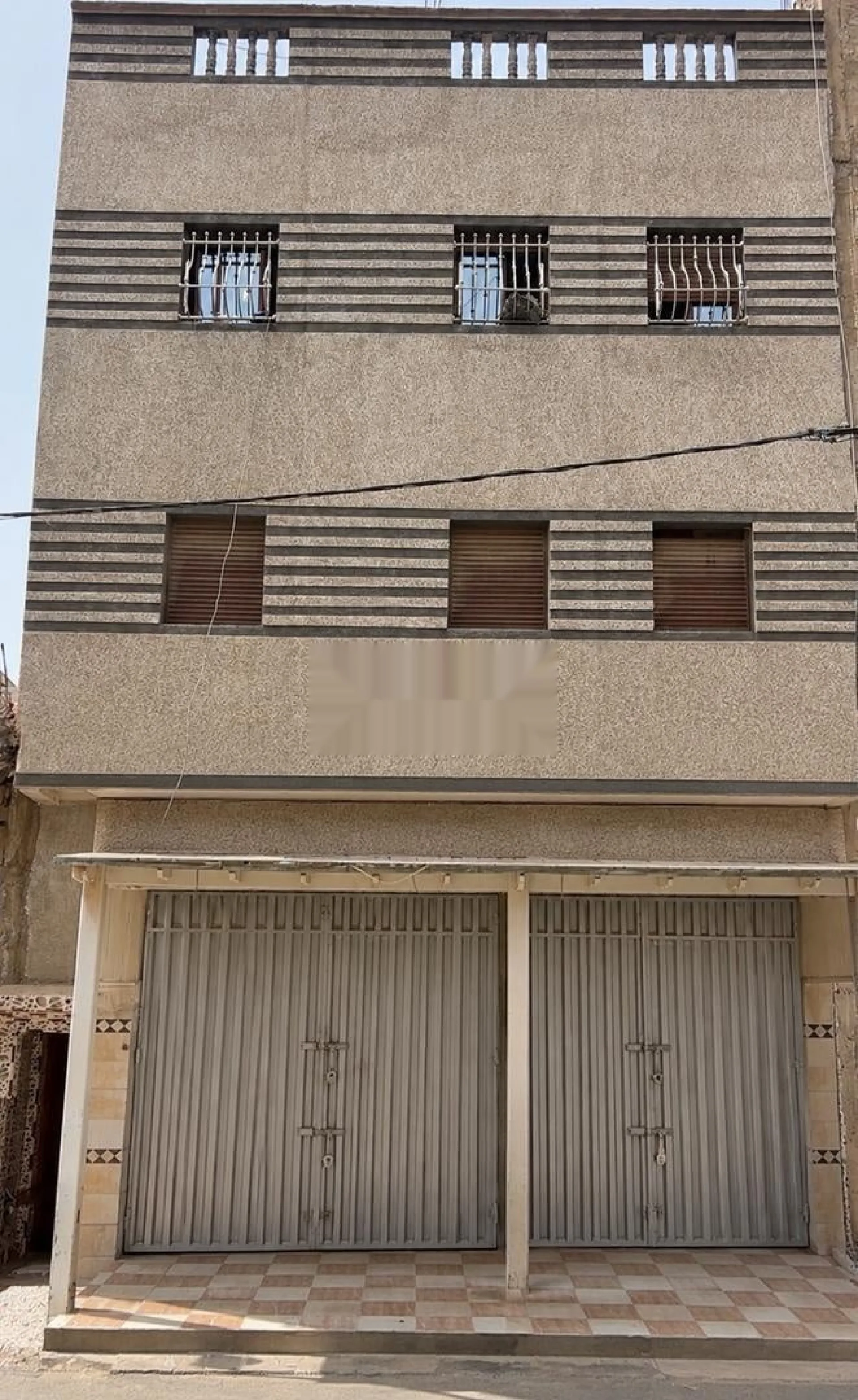 منزل للبيع... بحيازة عقارية... للمهتمين، يرجى الاتصال بالرقم