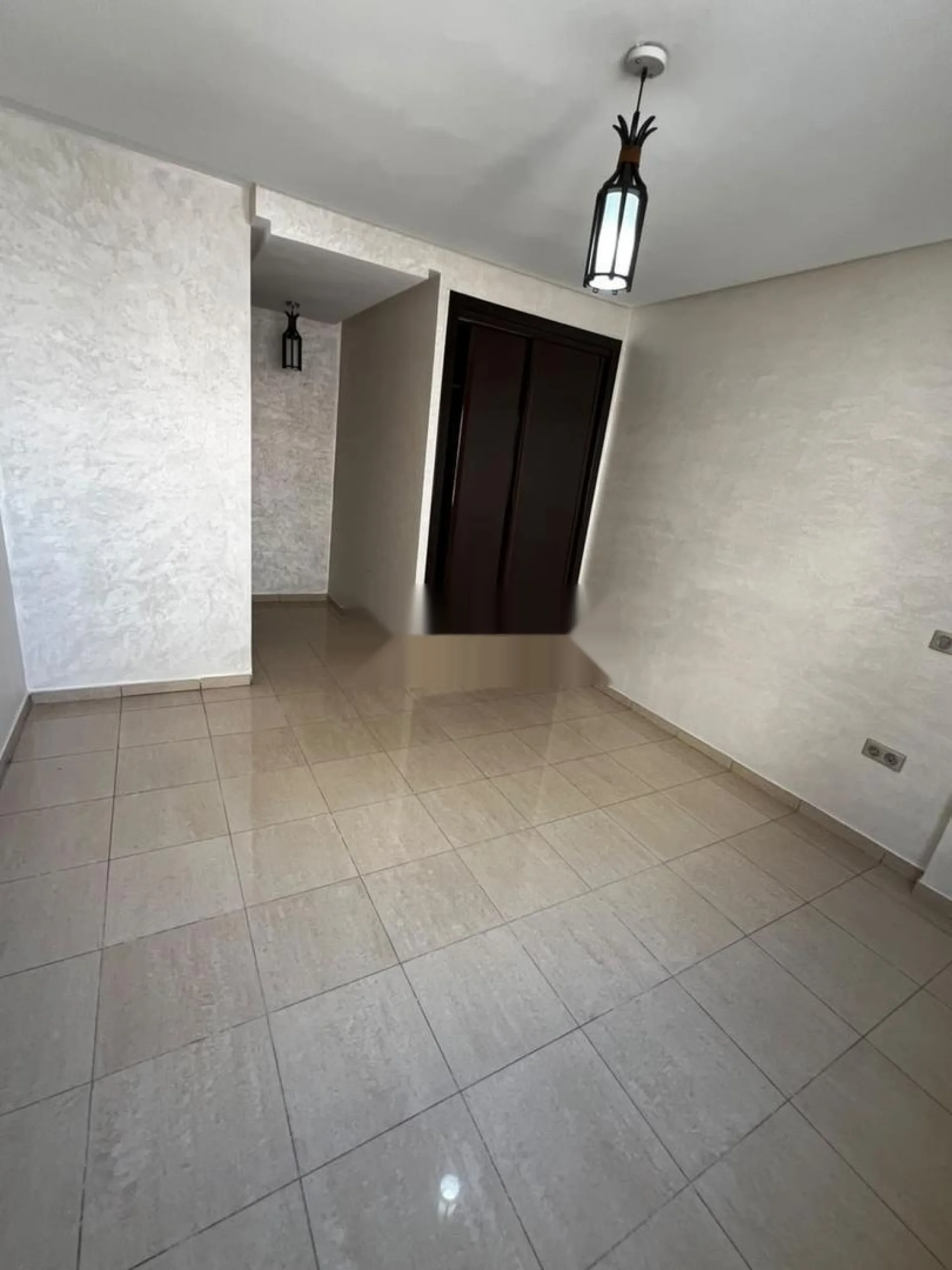 Grand appartement vide avec piscine