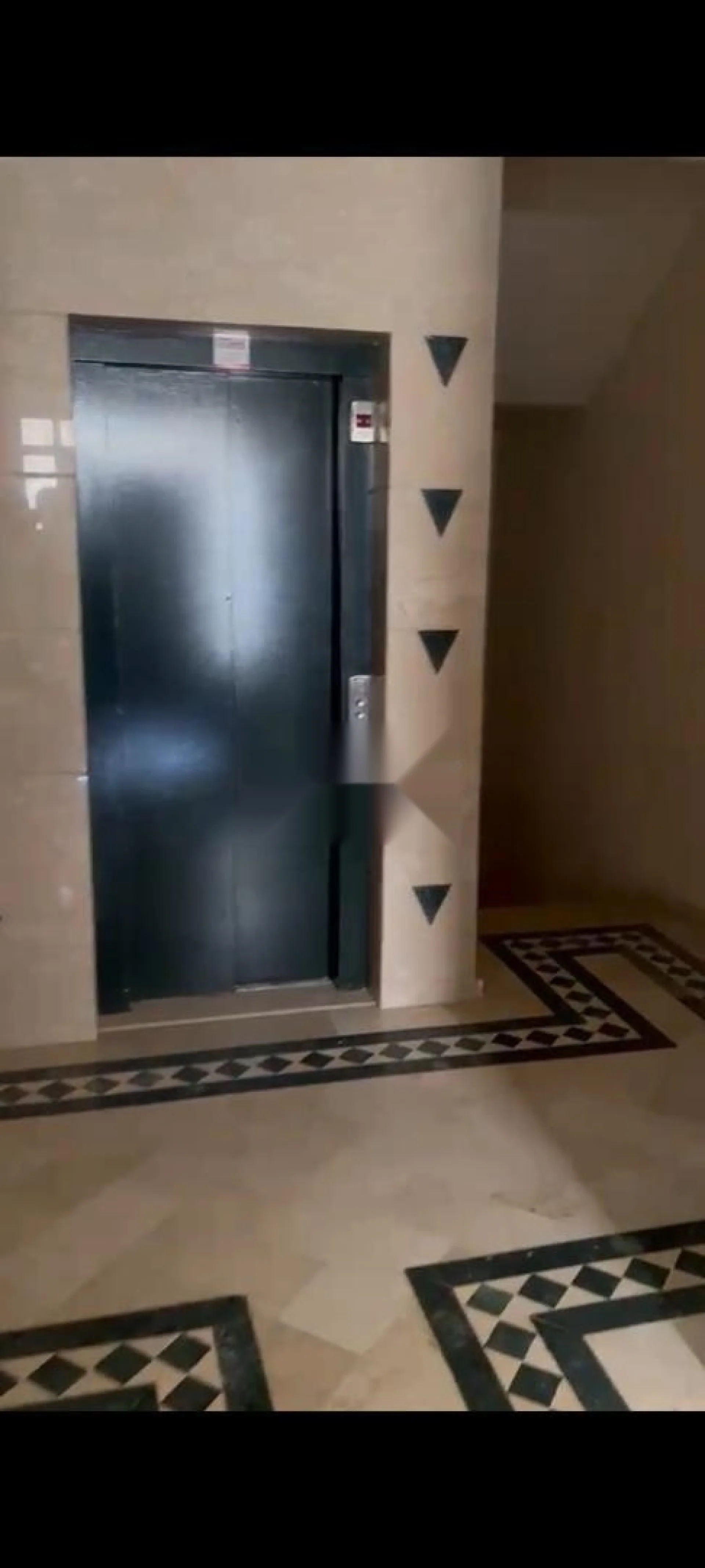 طابق أرضي للبيع في حي الهودا
