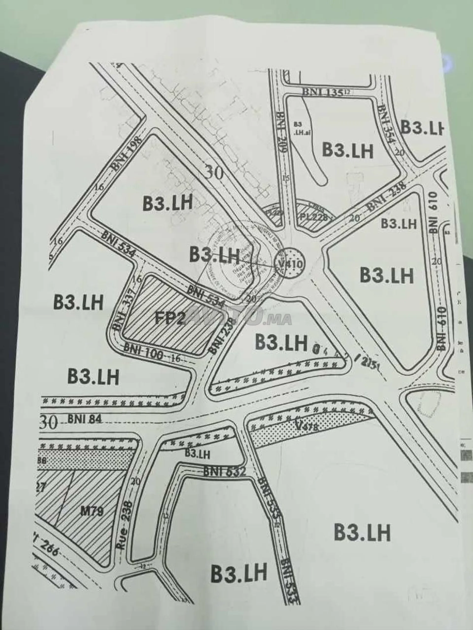 Terrain à vendre 1580 mètres sur 3 façades Al Moujamâa Al Housna