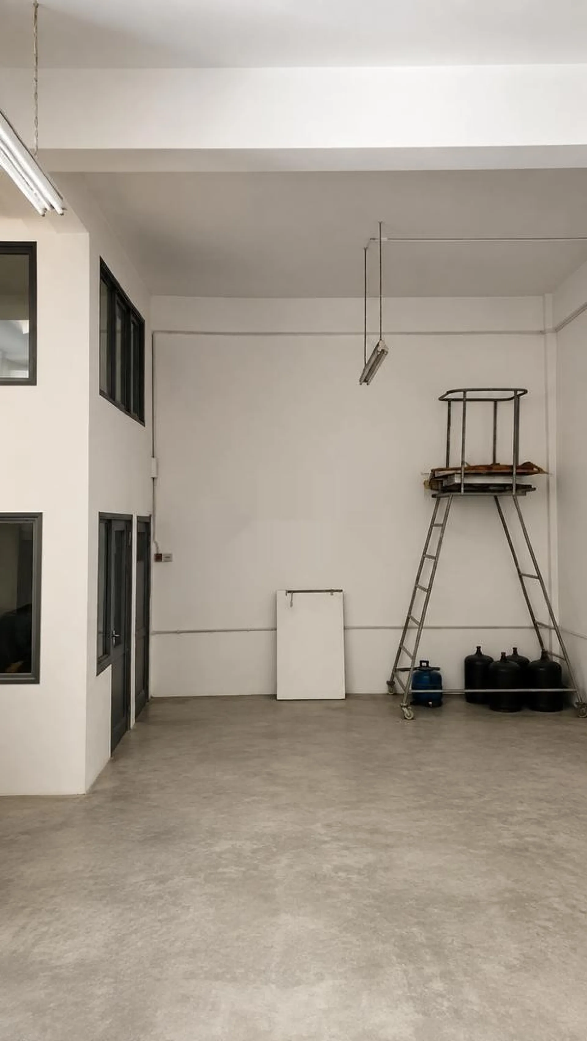 Garage 329 m² double titrage - Place Mozart