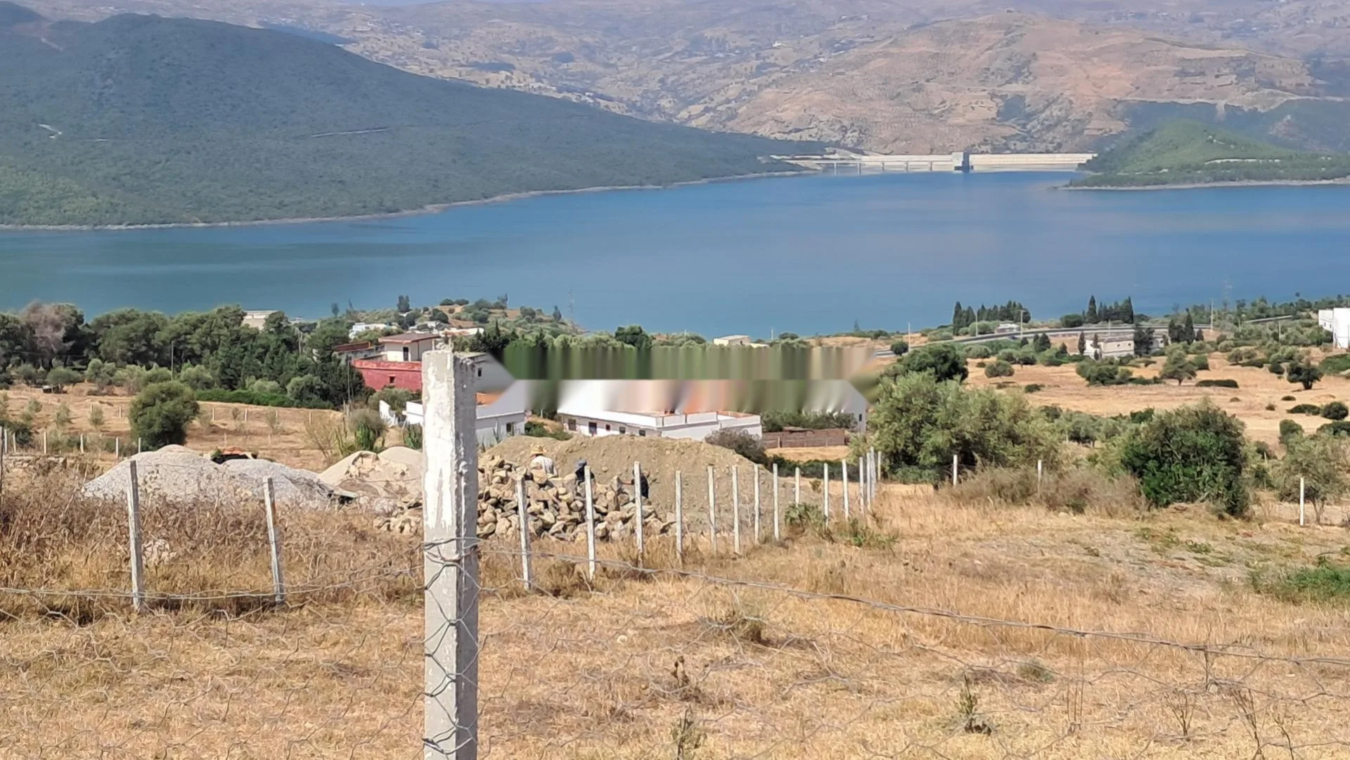 Terrain au milieu des villas, vue panoramique