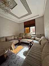 منزل مع نصف تراس على السطح