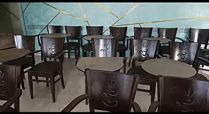 مقهى مجهز تجهيزًا جيدًا للإيجار