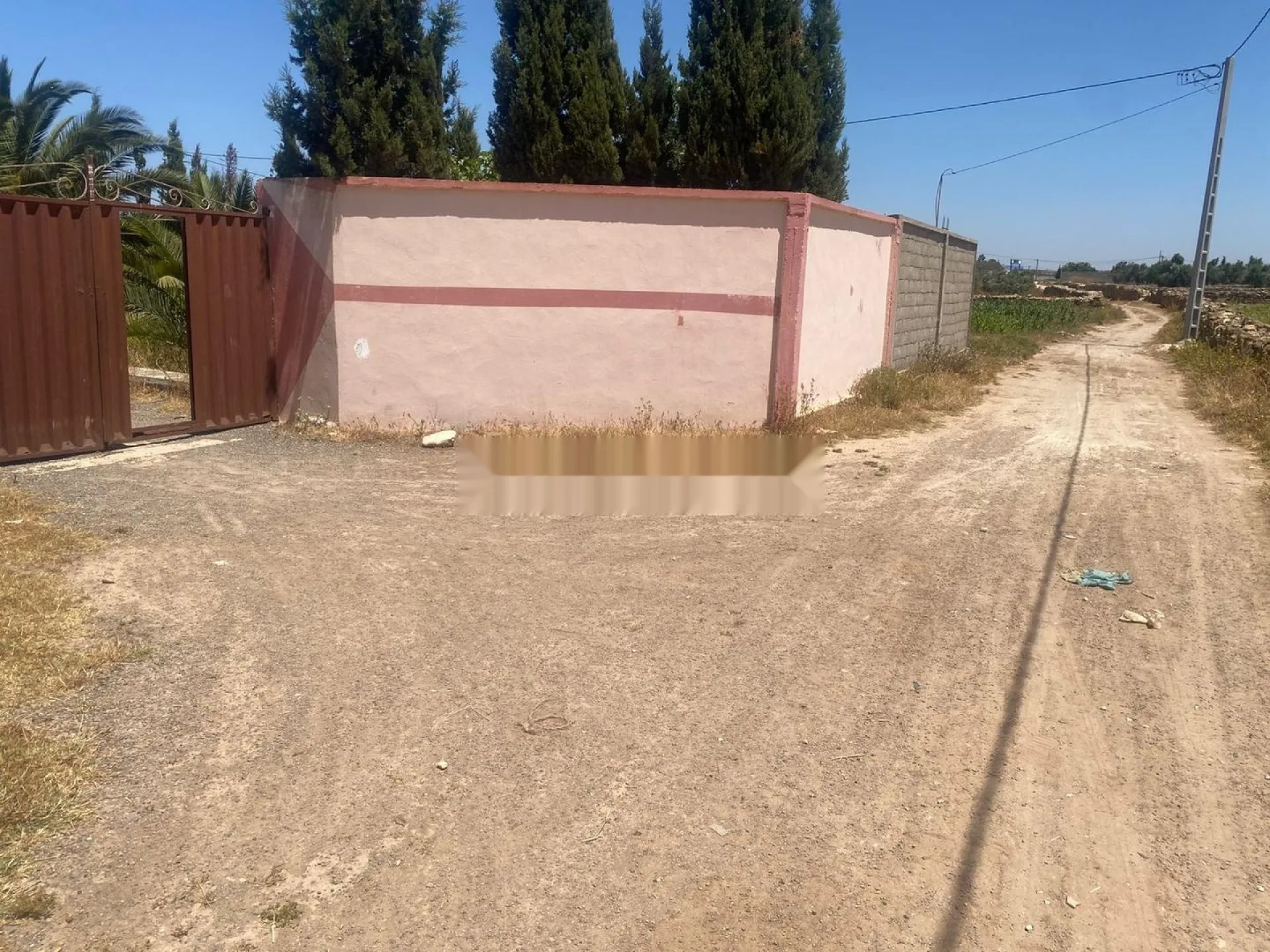 Ferme équipée d'un puits, deux terrains et une maison, proche de la route