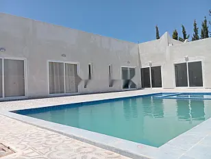 Villa propre avec piscine