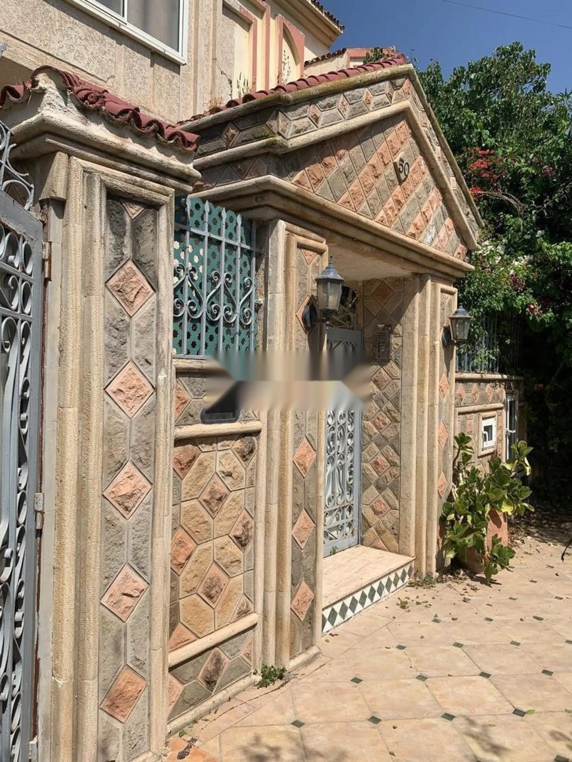 Villa d'angle à céder