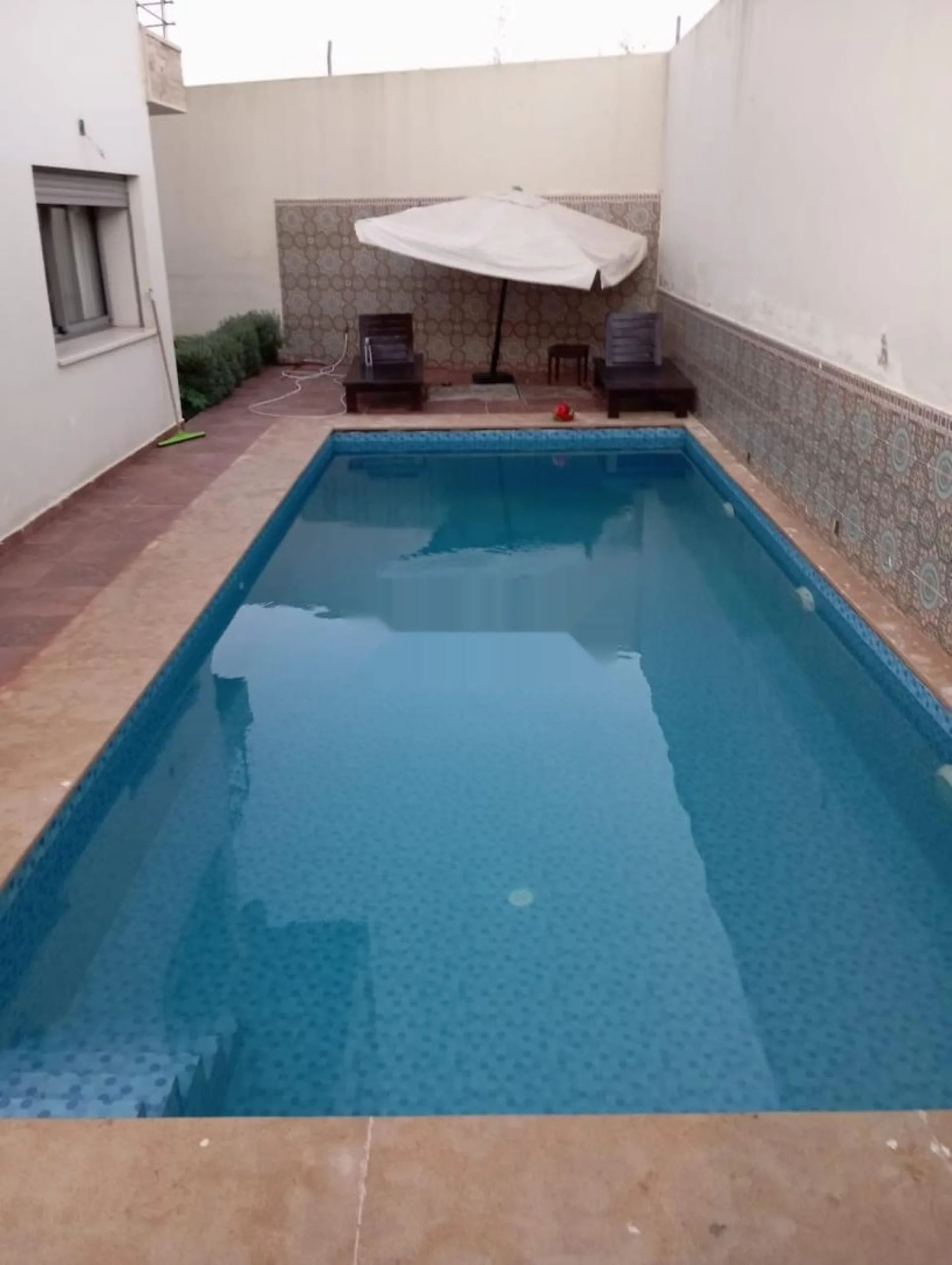 Rez-de-chaussée de villa équipé avec sa piscine
