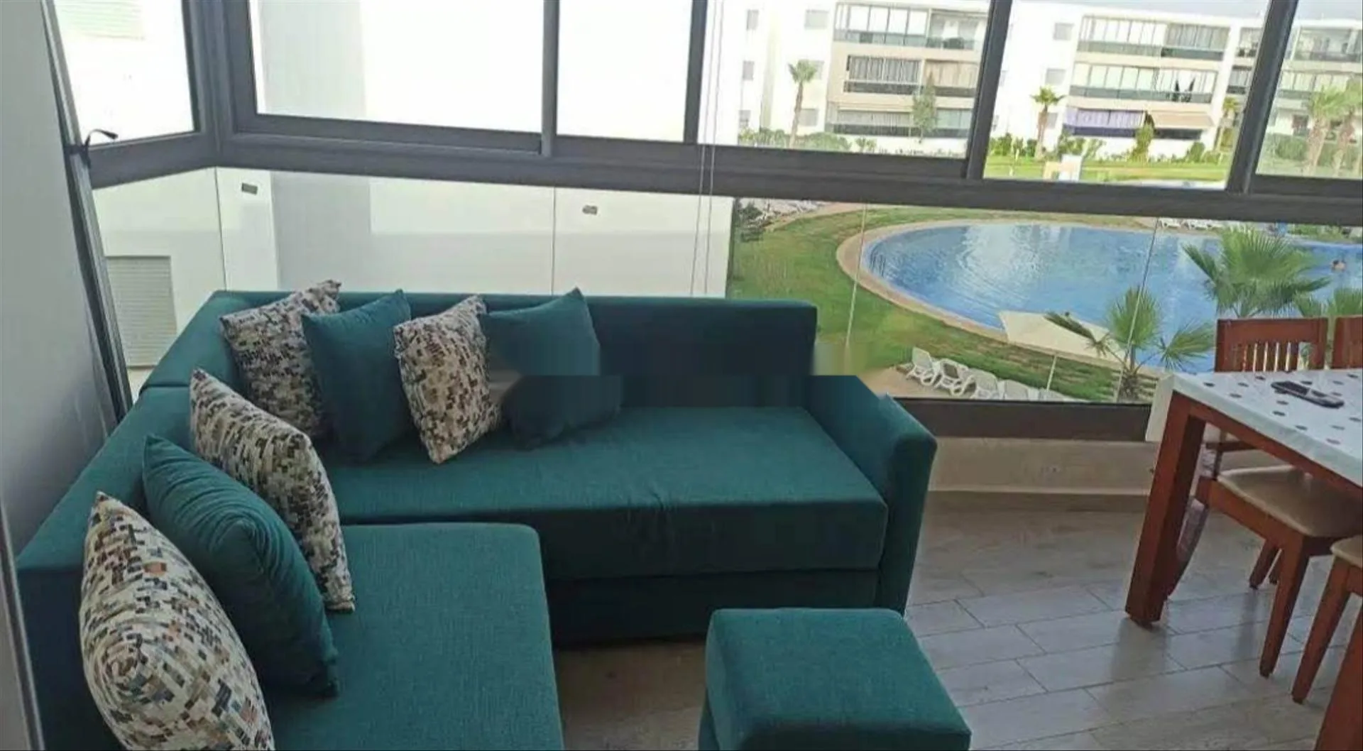 Agréable Appartement vue sur piscine pied sur mer
