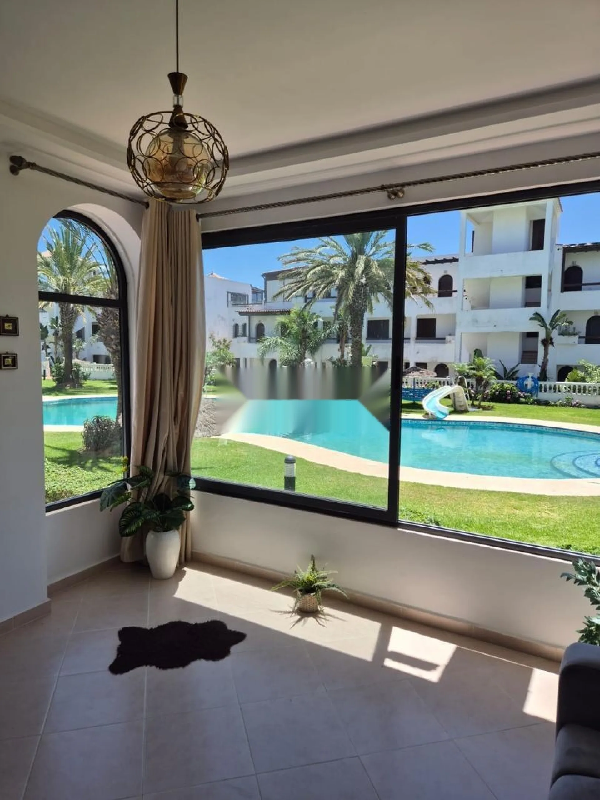 Directement sur la piscine et le jardin