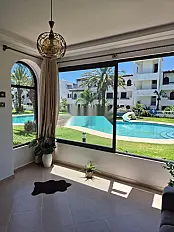 Directement sur la piscine et le jardin