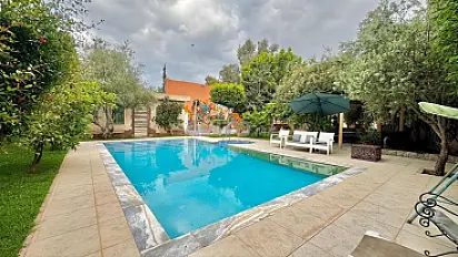 Villa avec piscine et terrain de basket