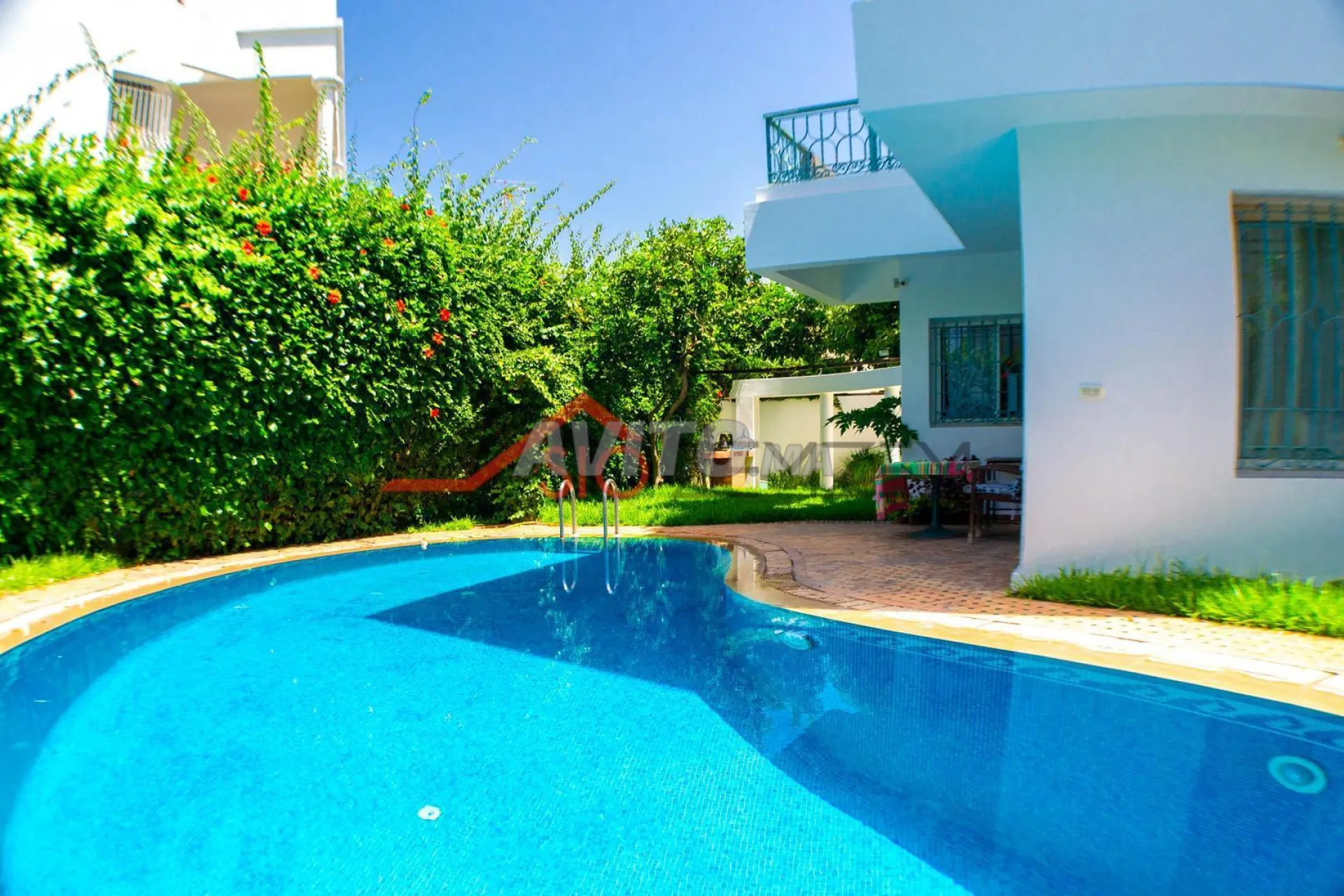 MAGNIFIQUE VILLA DE 606 M2 AVEC PISCINE ET JARDIN