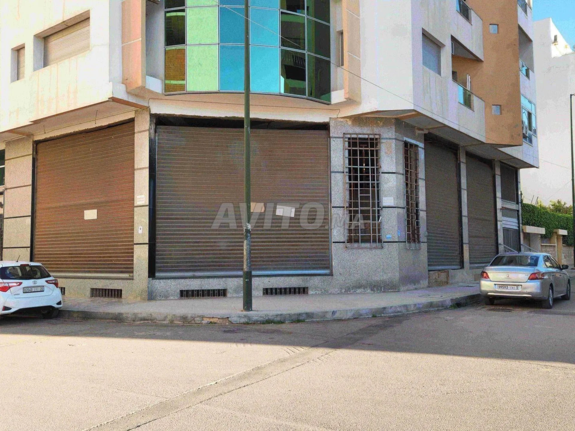 Magasin trois façades proximité Av des Far