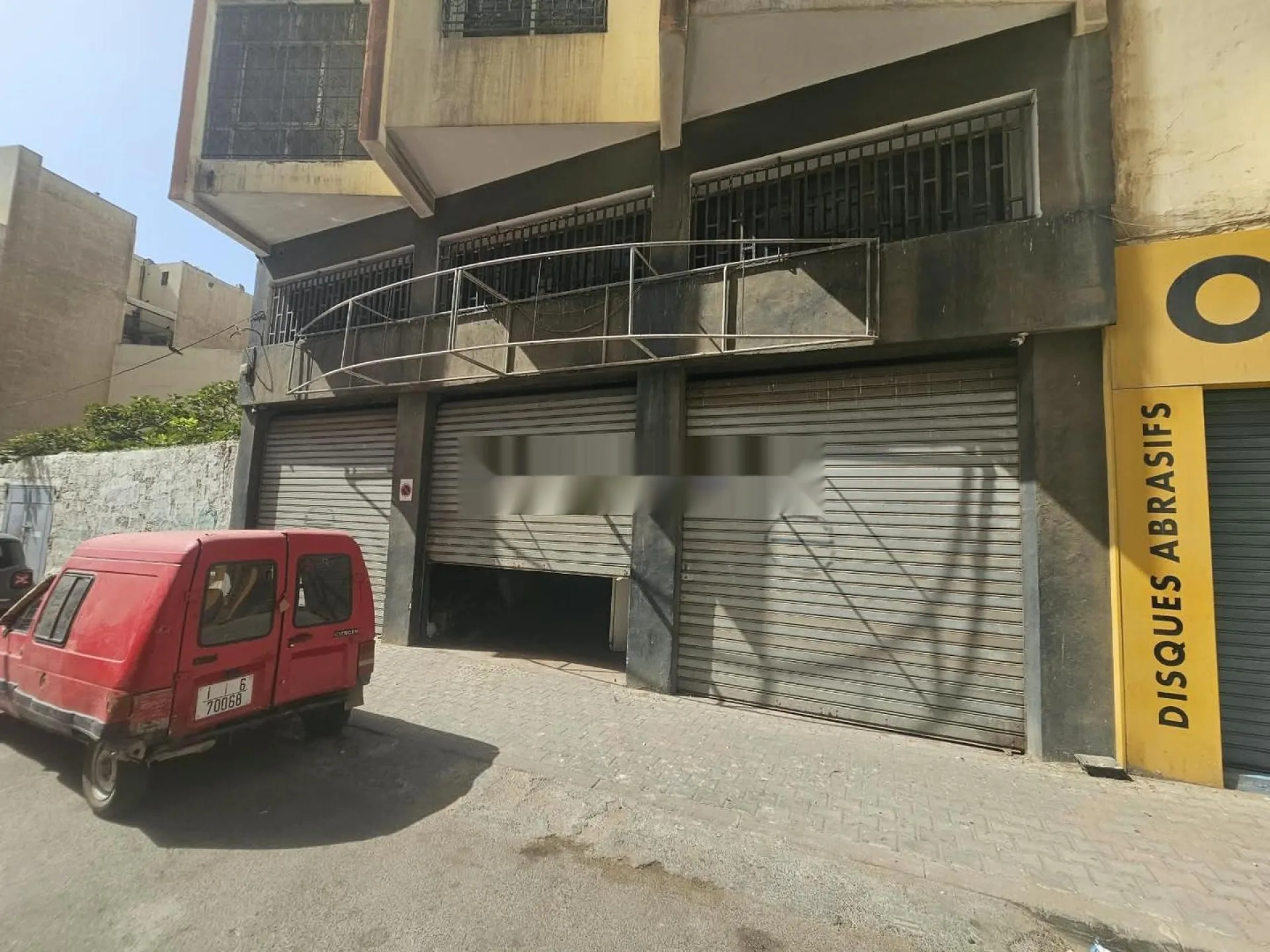 Magasin à louer à Roche Noire avec 2 rideaux
