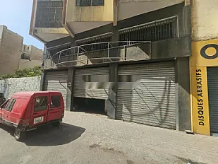 Magasin à louer à Roche Noire avec 2 rideaux