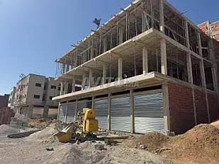 Magasins à vendre, chacun de 30 m², sur une rue de 20m