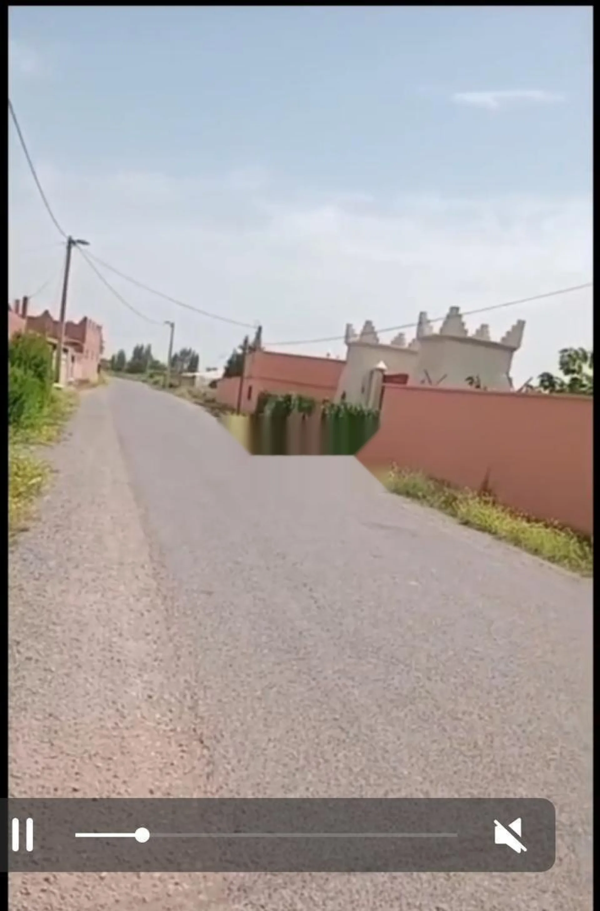٢٧٩ مترًا بجانب الطريق المعبد