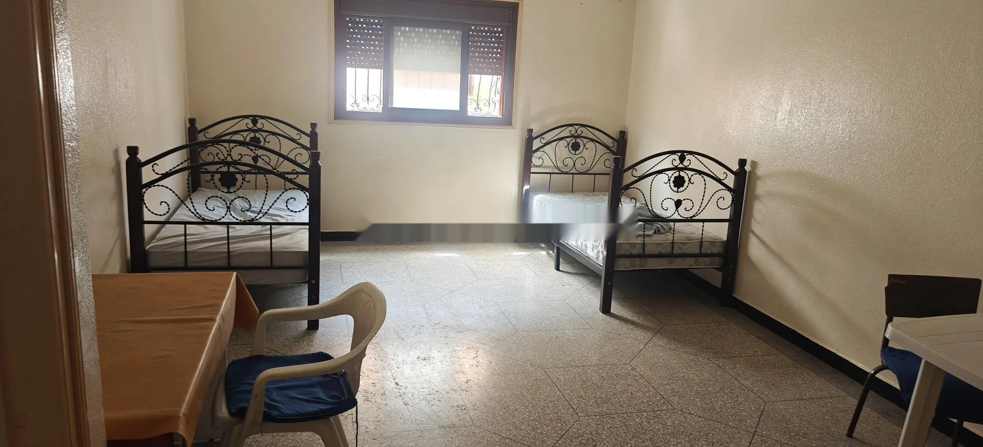 Grande chambre meublée pour étudiantes-filles
