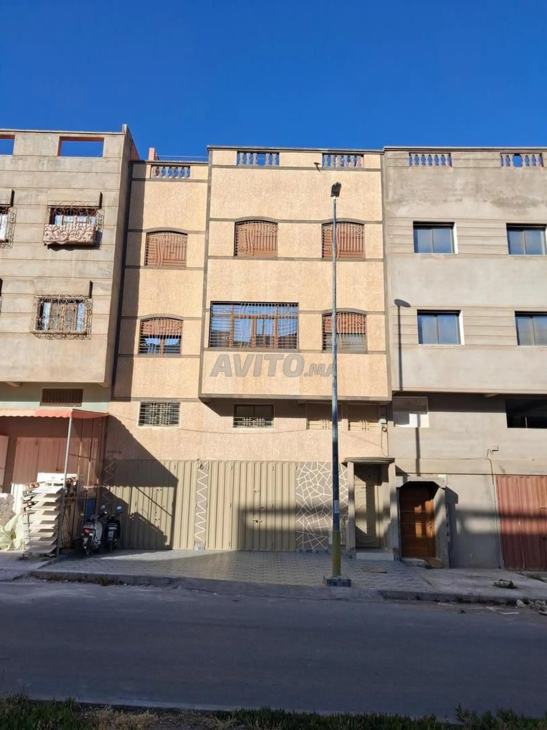 Maison commerciale sur rue à double voie