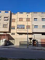 Maison commerciale sur rue à double voie