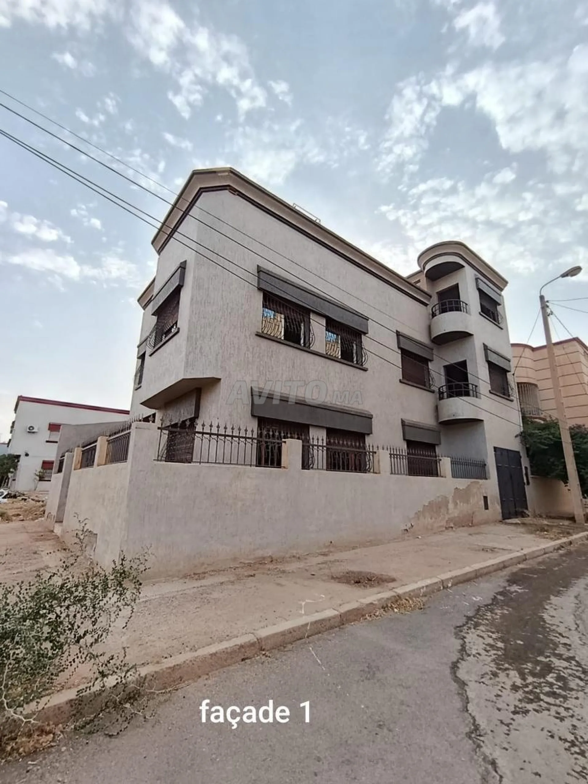 منزل للبيع واجهتان CGI