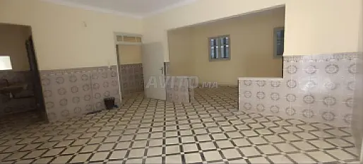 الطابق الأرضي وطابق مع إمكانية إضافة طابق ثانٍ