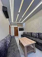 سلالم قريبة من الشاطئ