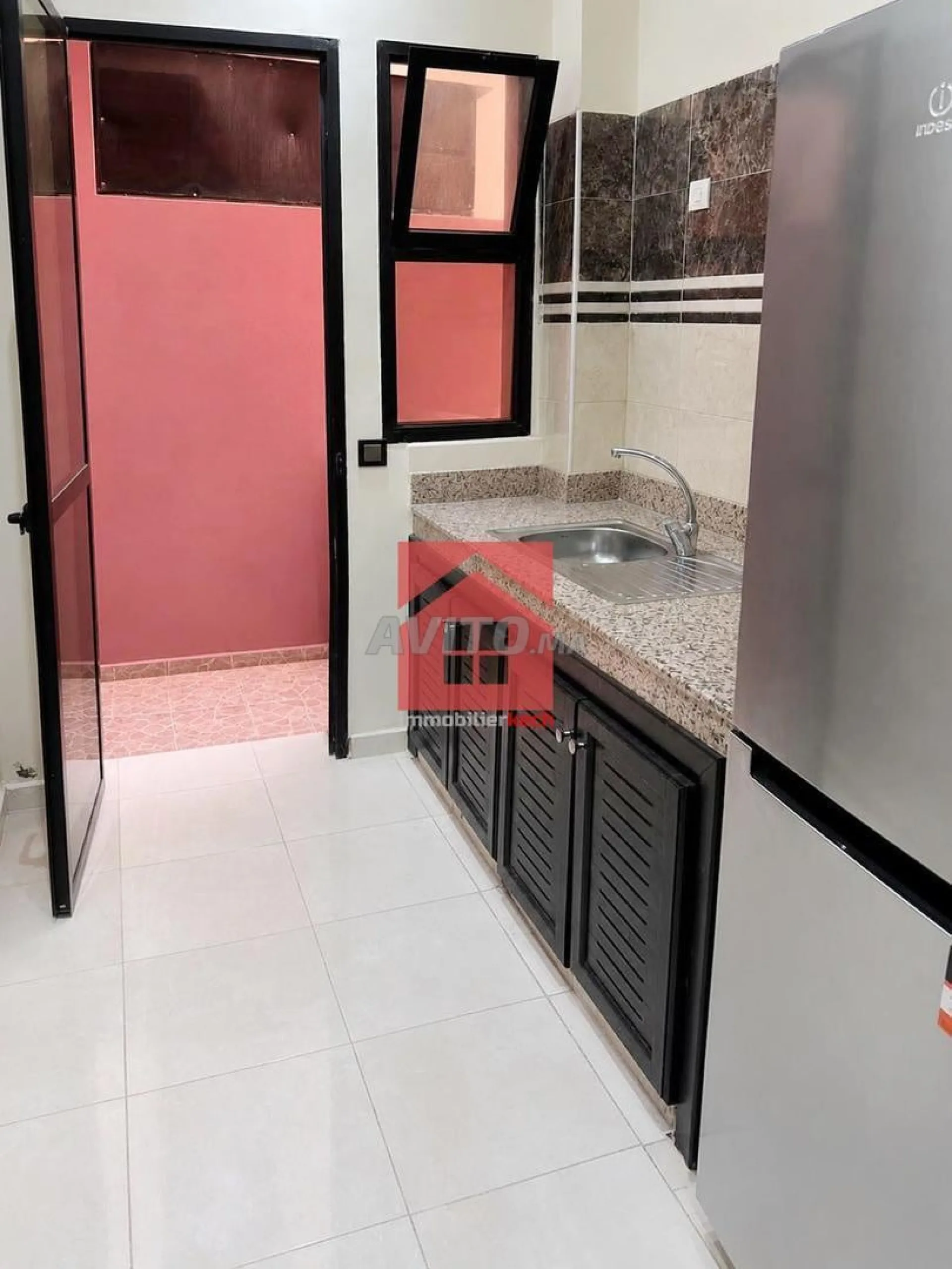 Appartement avec balcon dans le quartier Mabrouka