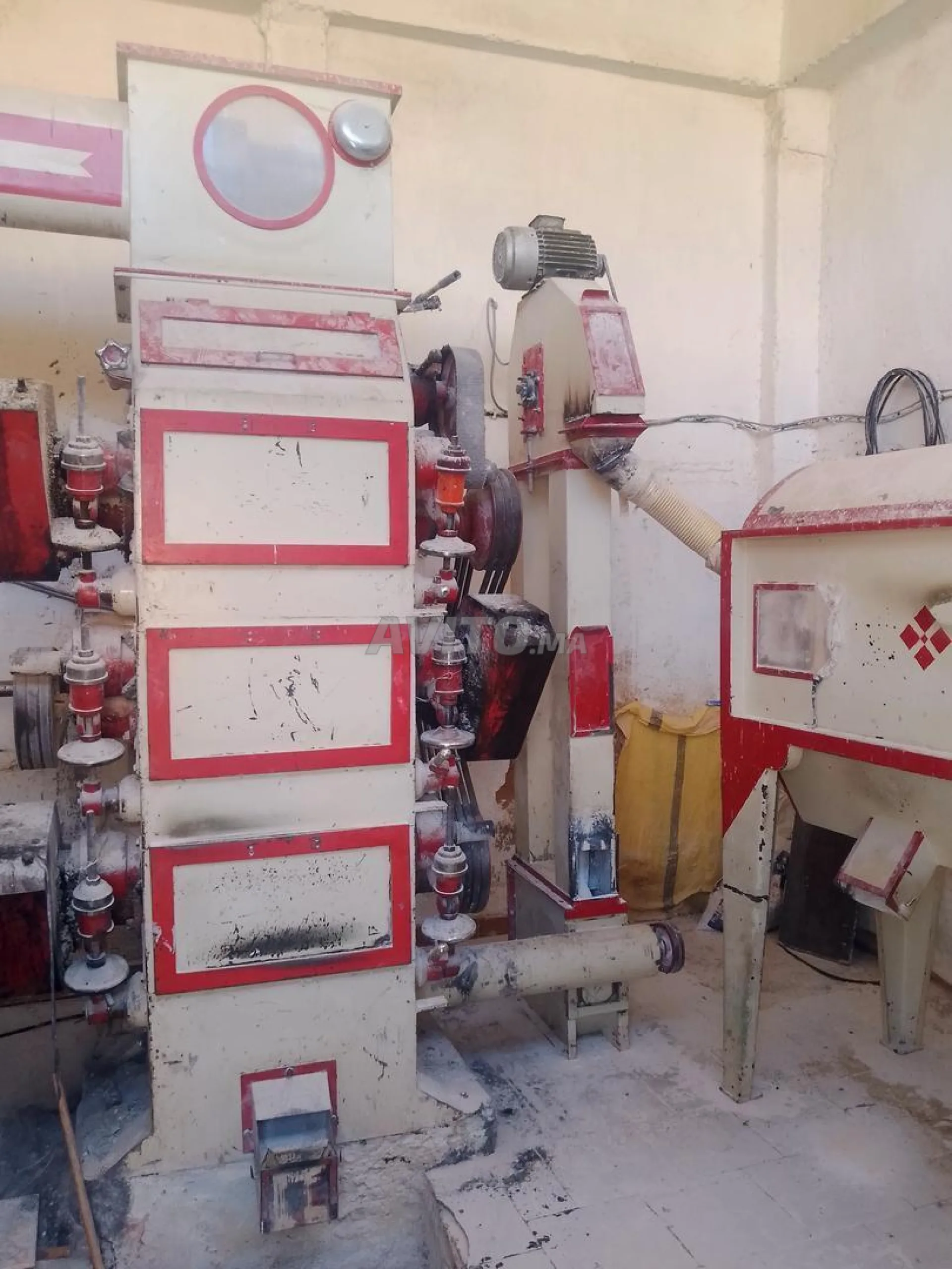 مطحنة ومحل تجاري للبيع